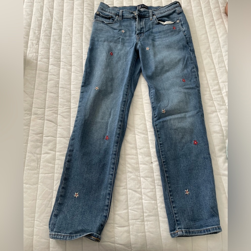 Jeans with flower embroidery